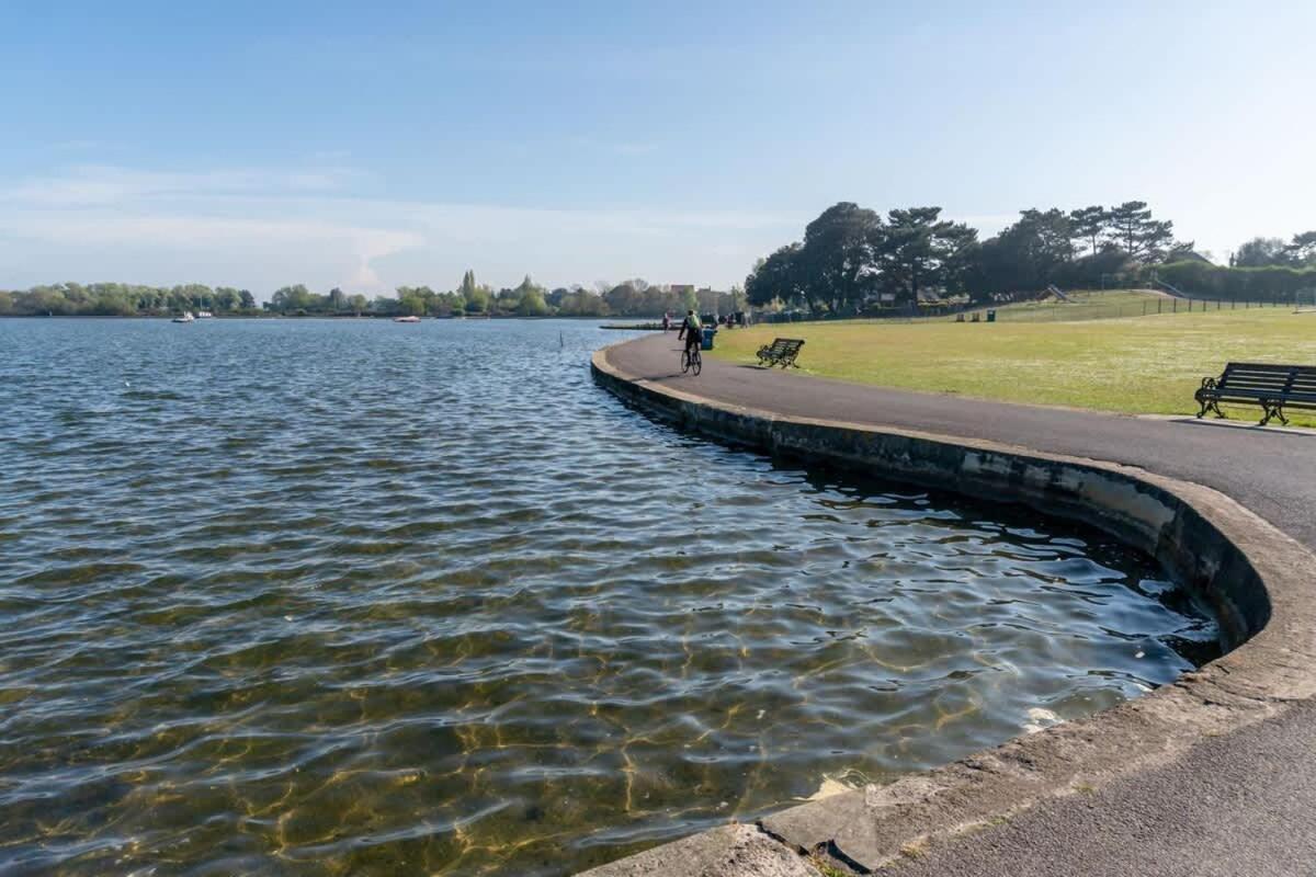 Park Lake View Пул Екстериор снимка